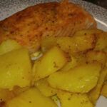 σολομός-στον-φούρνο-με-πατάτες-συνταγή-