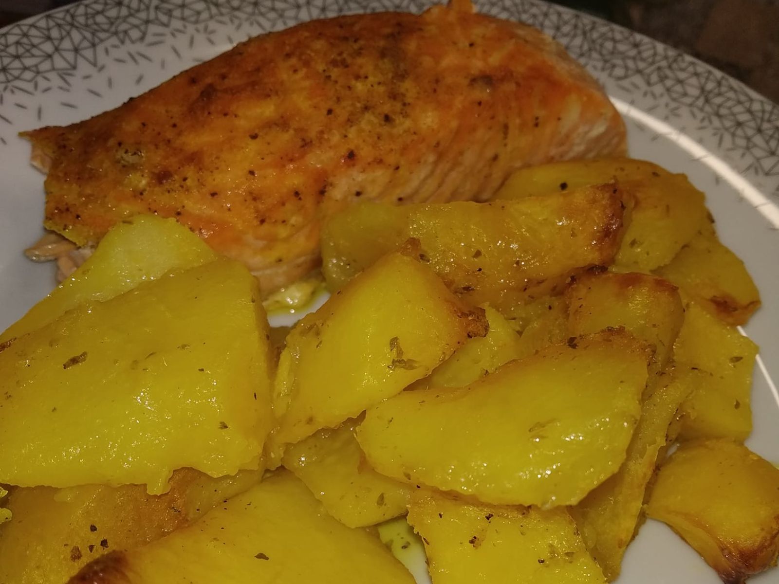 σολομός-στον-φούρνο-με-πατάτες-συνταγή-