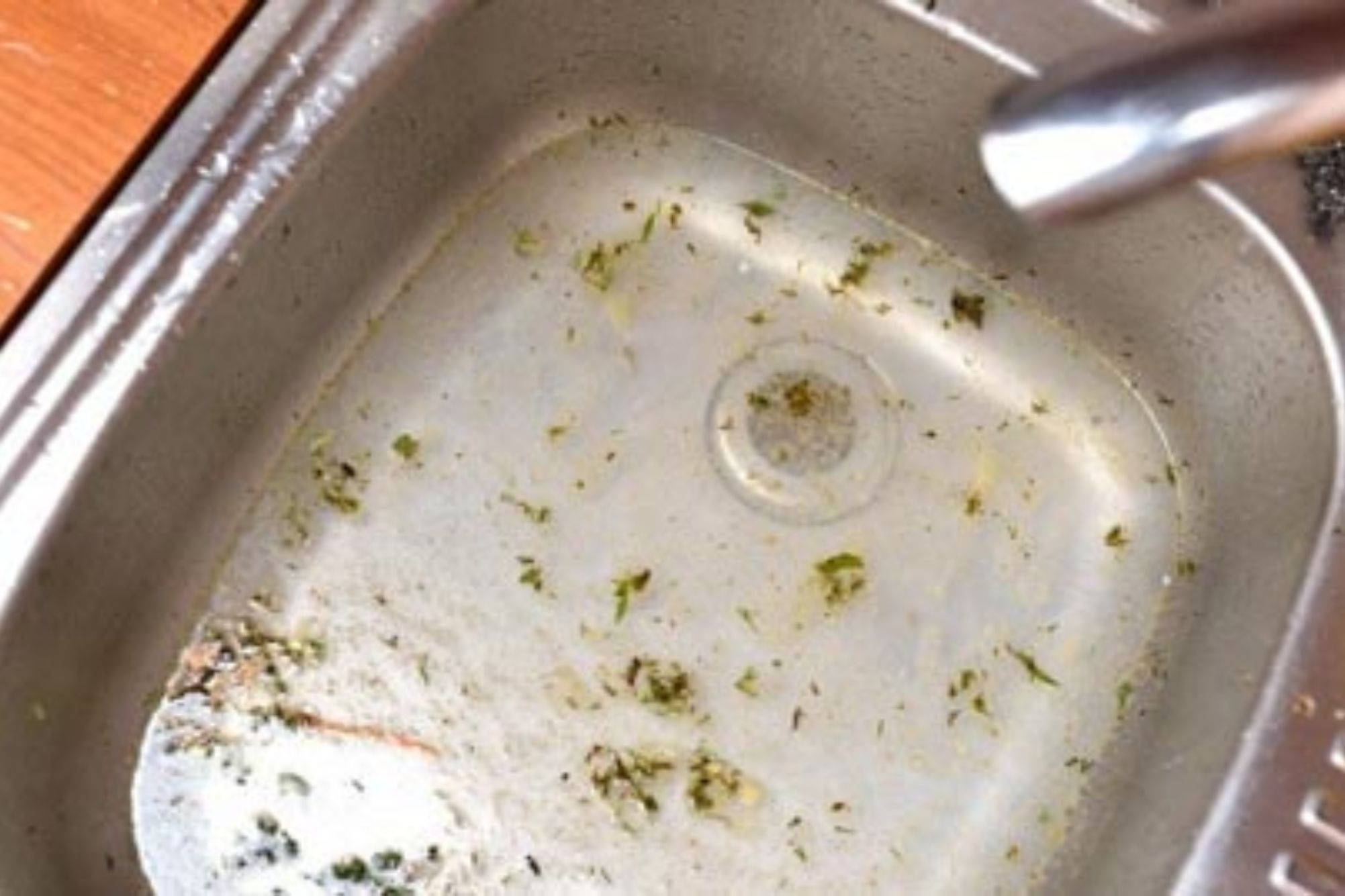 Βουλωμένες αποχετεύσεις που μυρίζουν: Οι υδραυλικοί προτείνουν να ψεκάσετε αυτό το υγρό στην τρύπα του νεροχύτη