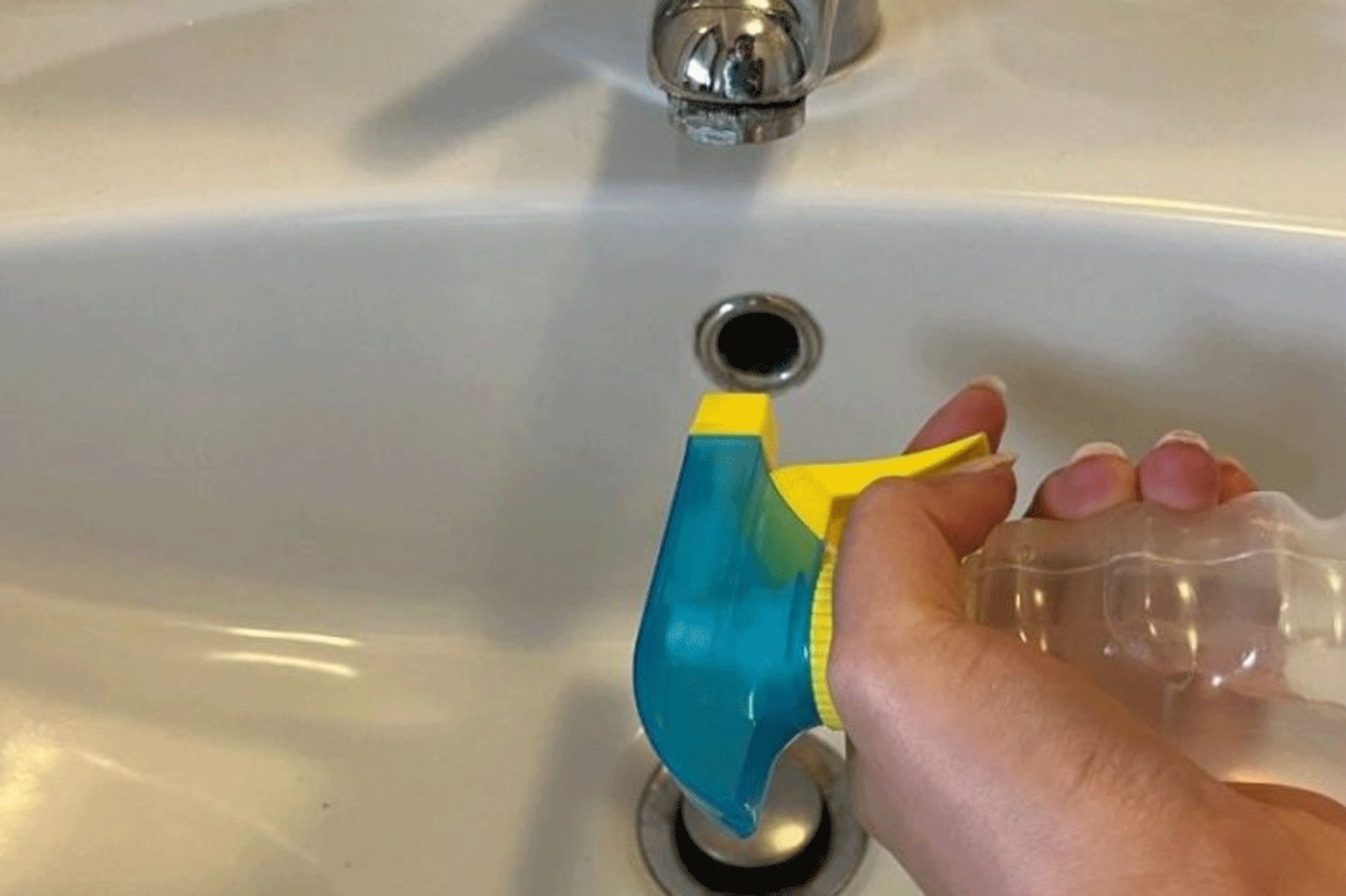 Βουλωμένες αποχετεύσεις που μυρίζουν: Οι υδραυλικοί προτείνουν να ψεκάσετε αυτό το υγρό στην τρύπα του νεροχύτη