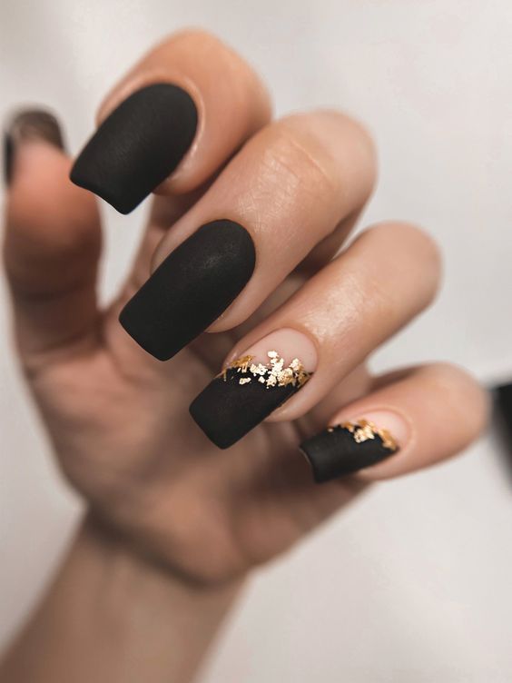 μαύρα-ματ-νύχια-με-χρυσά φύλλα-ιδέες-