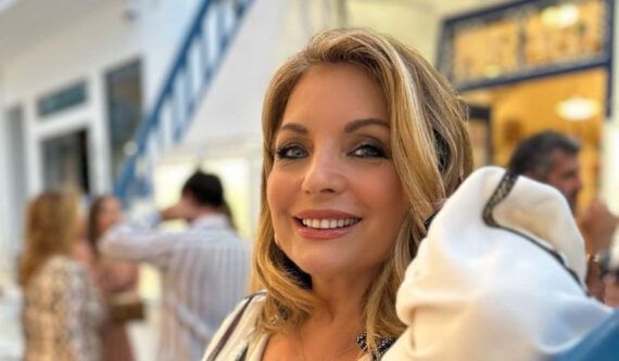 Άντζελα Γκερέκου : Νέα μαλλιά για την ηθοποιό – Η νέα αλλαγή που την ανανέωσε πλήρως