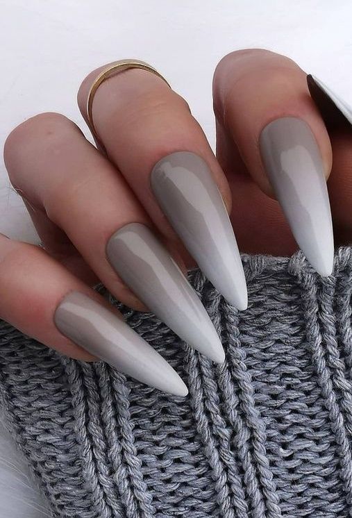 μυτερά-όμπρε-νύχια-σε-γκρι-λευκό-ιδέες-