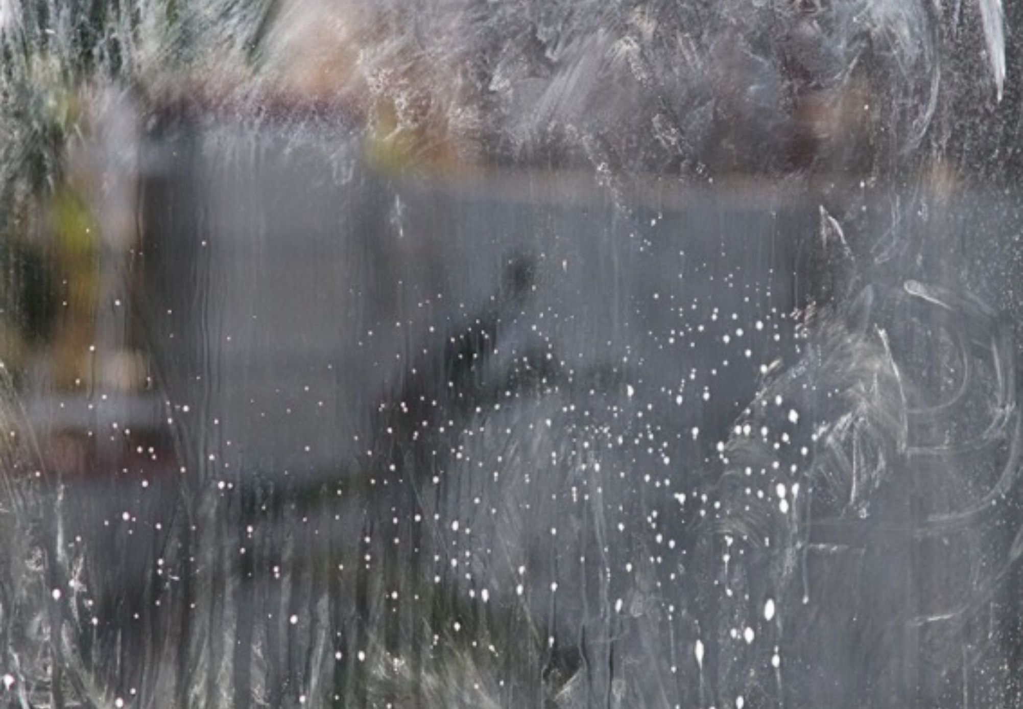 Βρώμικα τζάμια από λίπη δαχτυλιές και σκόνη: Το κόλπο με το κρεμμύδι που θα τα κάνει αόρατα χωρίς κόπο