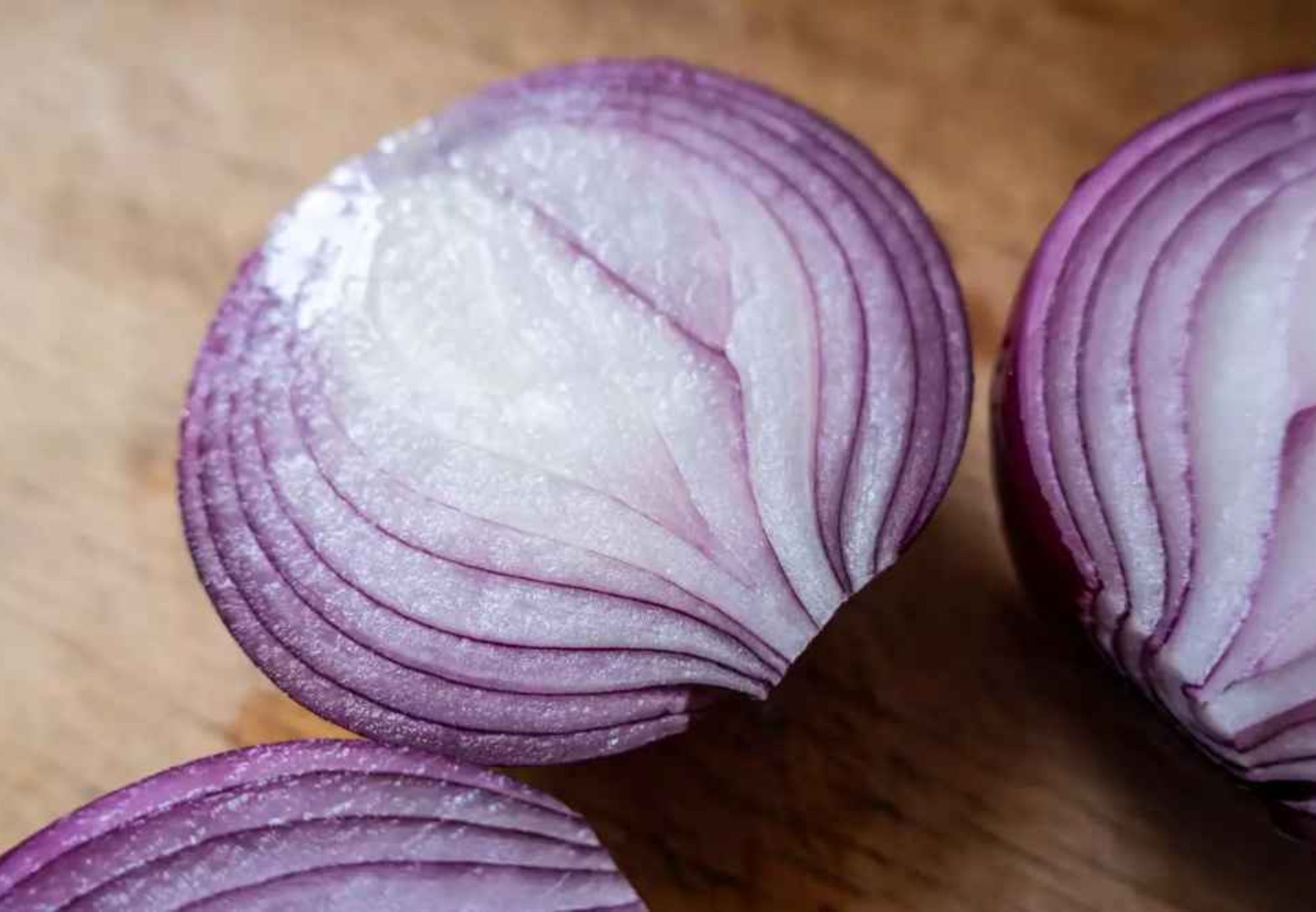 Βρώμικα τζάμια από λίπη δαχτυλιές και σκόνη: Το κόλπο με το κρεμμύδι που θα τα κάνει αόρατα χωρίς κόπο