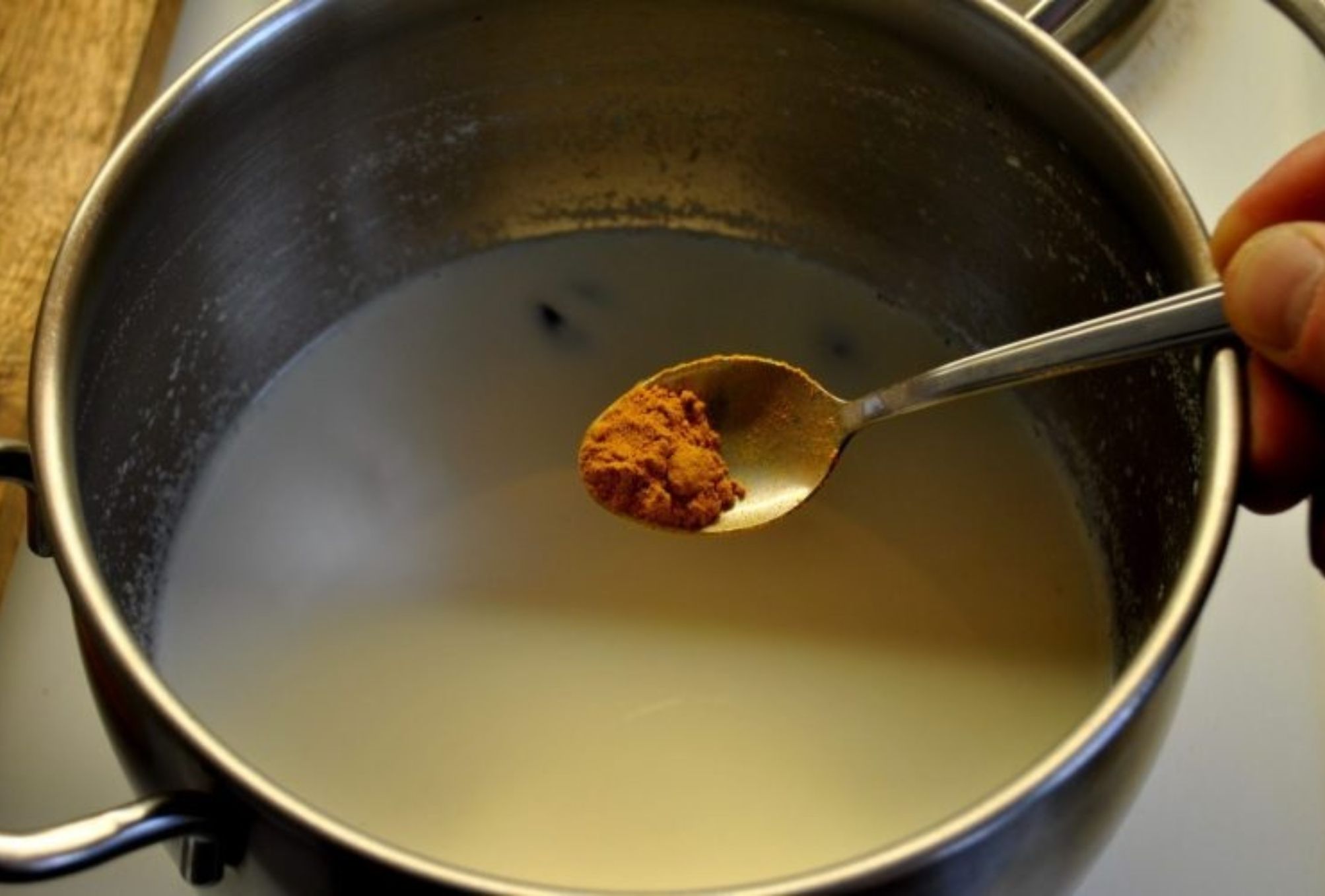 Έντομα που καταστρέφουν τα φυτά: Φτιάξετε φυσικό φυτοφάρμακο από ληγμένο γάλα για να τα διώξετε 