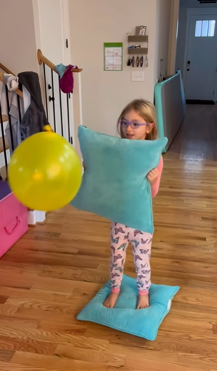 το-παιχνίδι-με-το-μαξιλάρι-για-την-ανάπτυξη-ισορροπίας-και-συντονισμού-στο-παιδί- το-παιχνίδι-με-το-μαξιλάρι-για-την-ανάπτυξη-ισορροπίας-και-συντονισμού-στο-παιδί-