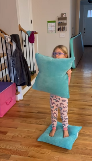 το-παιχνίδι-με-το-μαξιλάρι-για-την-ανάπτυξη-ισορροπίας-και-συντονισμού-στο-παιδί- το-παιχνίδι-με-το-μαξιλάρι-για-την-ανάπτυξη-ισορροπίας-και-συντονισμού-στο-παιδί-