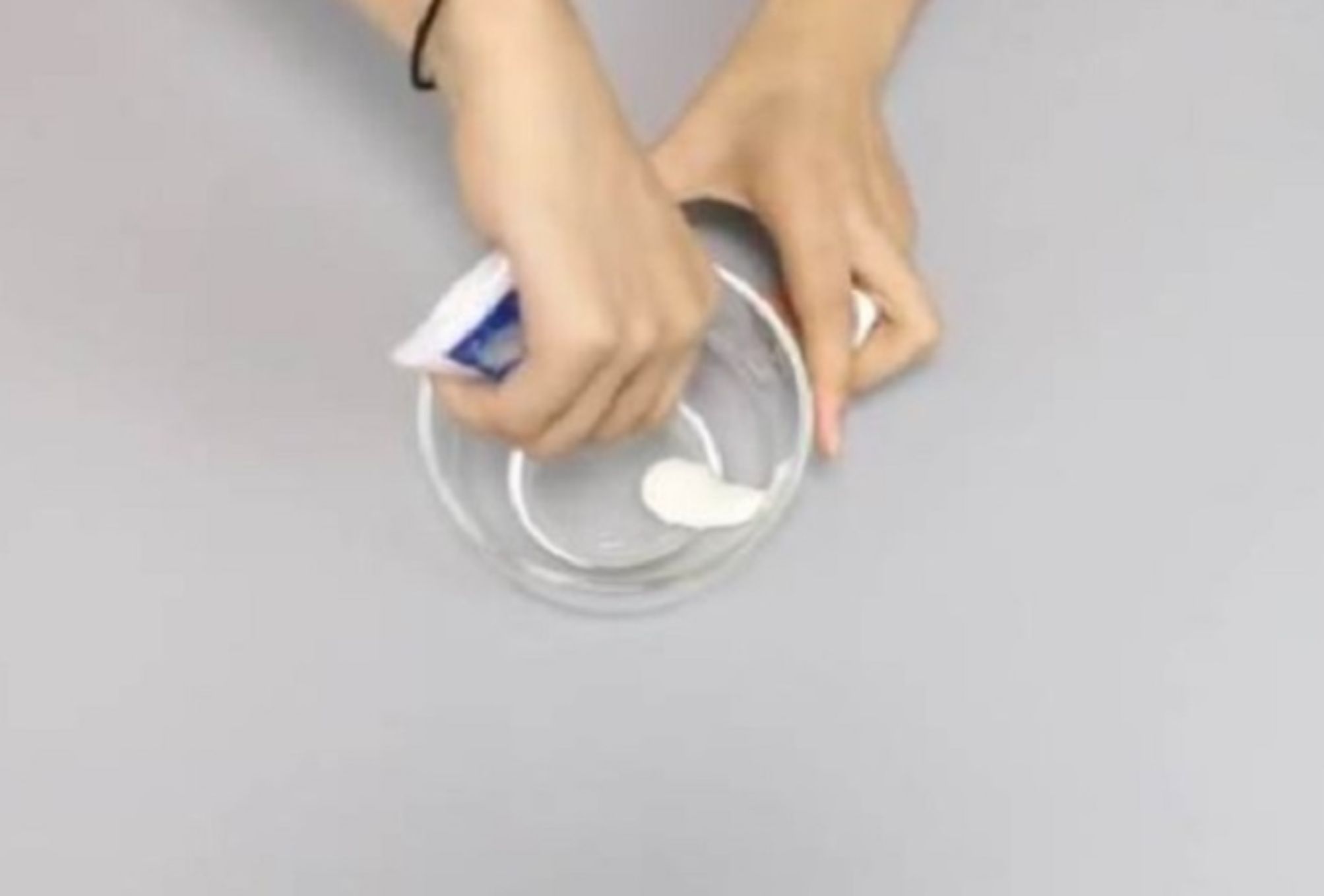 Βρώμικα ντουλάπια πάτωμα και μπάνιο κάντε τα να λάμψουν με το ισχυρό καθαριστικό από οδοντόκρεμα και σαμπουάν