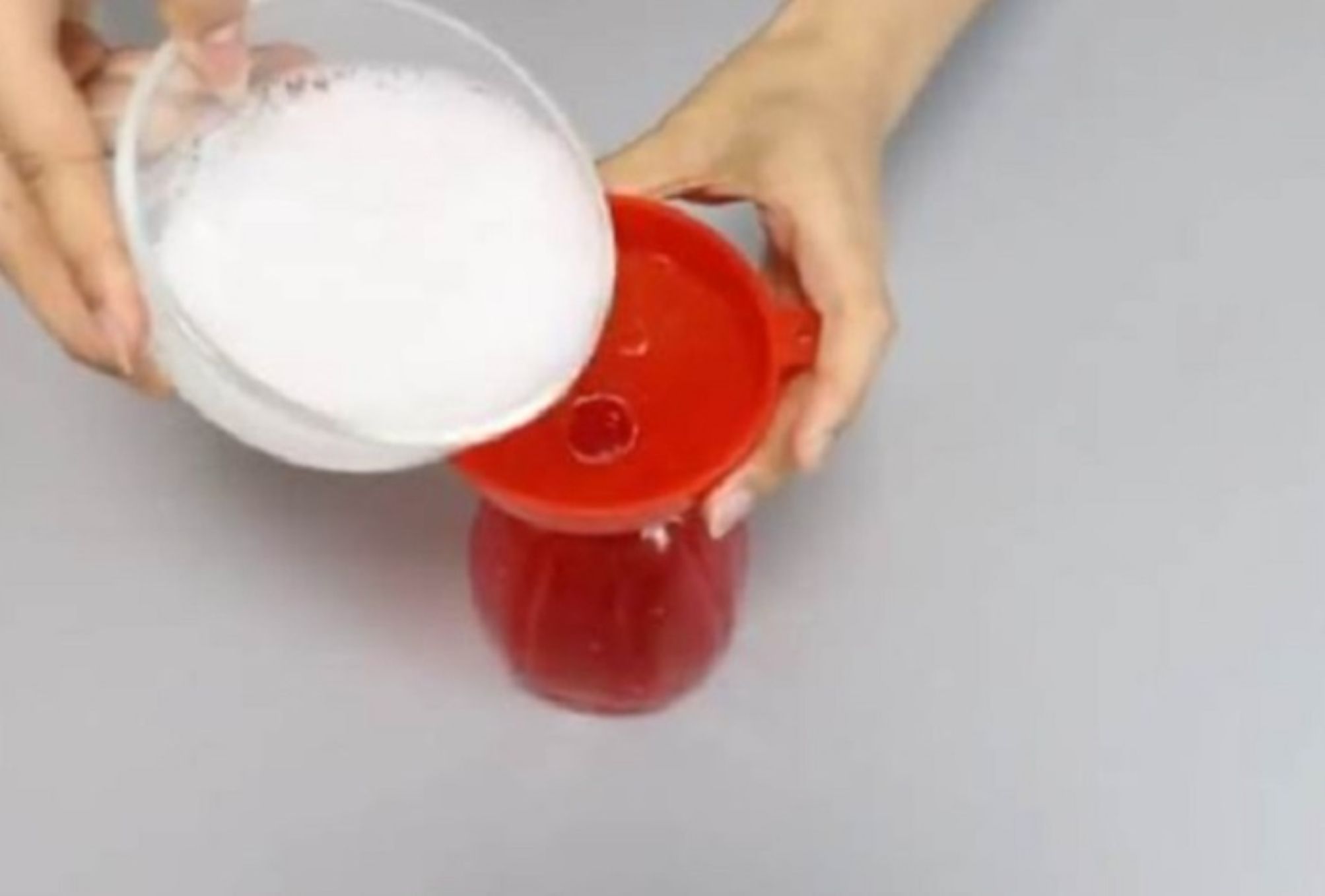 Βρώμικα ντουλάπια πάτωμα και μπάνιο κάντε τα να λάμψουν με το ισχυρό καθαριστικό από οδοντόκρεμα και σαμπουάν