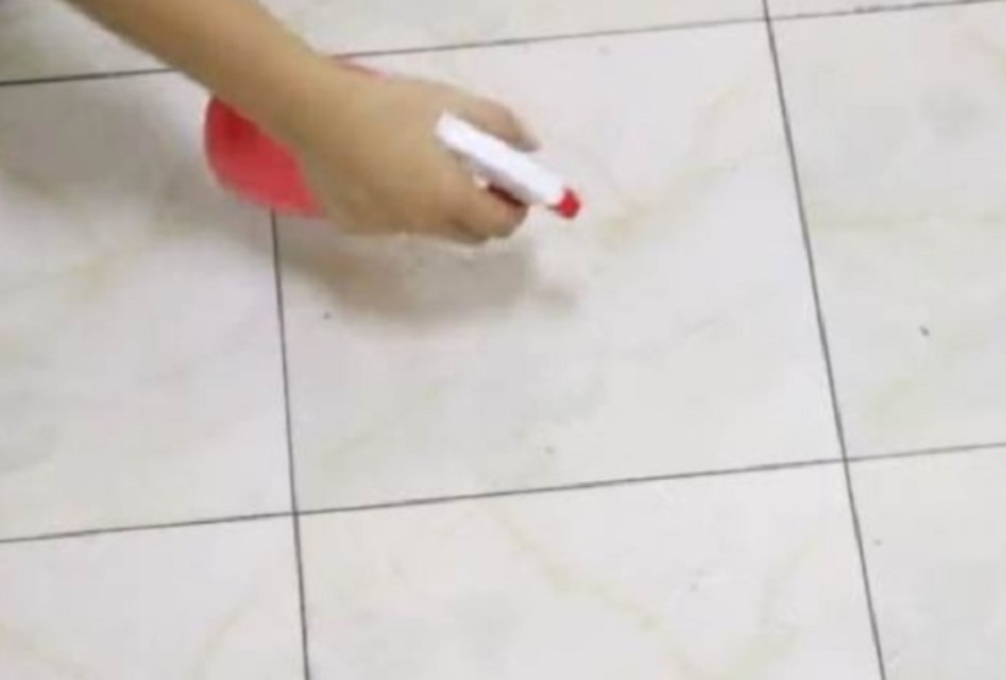 Βρώμικα ντουλάπια πάτωμα και μπάνιο κάντε τα να λάμψουν με το ισχυρό καθαριστικό από οδοντόκρεμα και σαμπουάν
