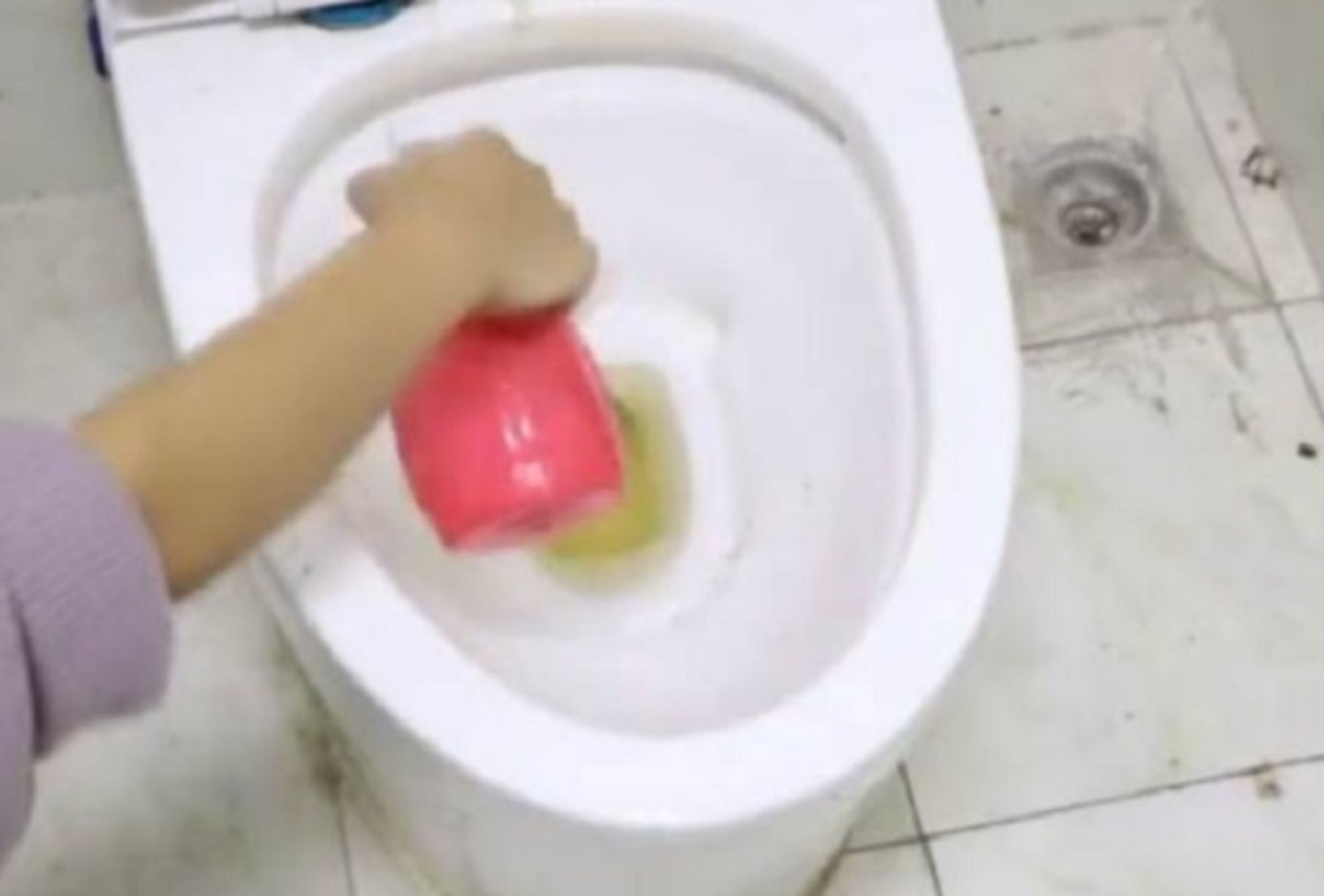 Βρώμικα ντουλάπια πάτωμα και μπάνιο κάντε τα να λάμψουν με το ισχυρό καθαριστικό από οδοντόκρεμα και σαμπουάν