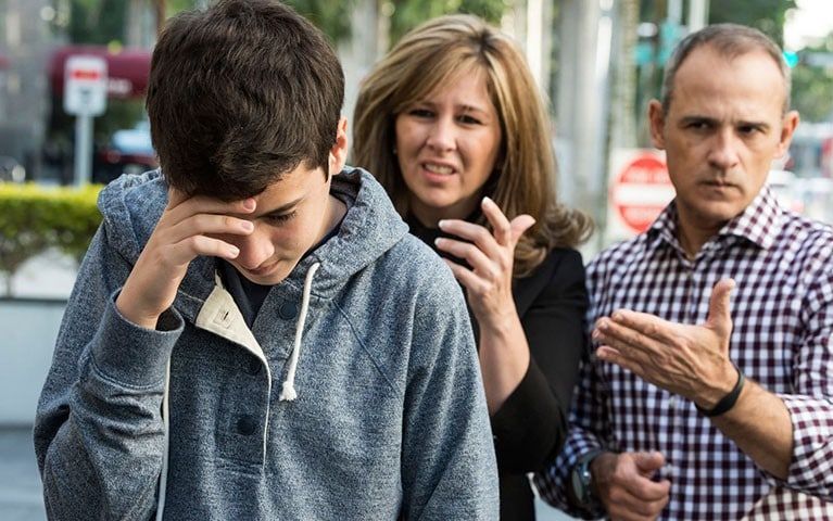 ο-άντρας-μου-μιλάει-υποτιμητικά-στον-γιο-μου-