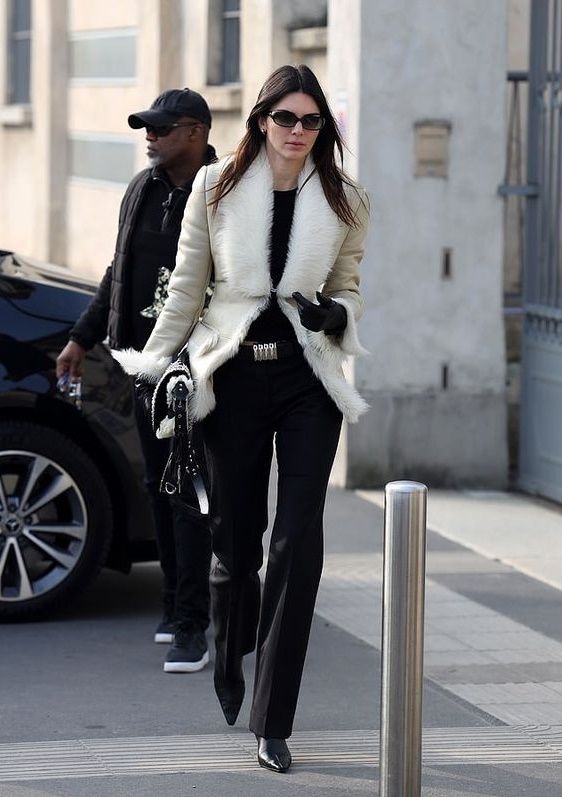 total black-ντύσιμο-με-λευκό-γούνινο πανωφόρι-ιδέες-