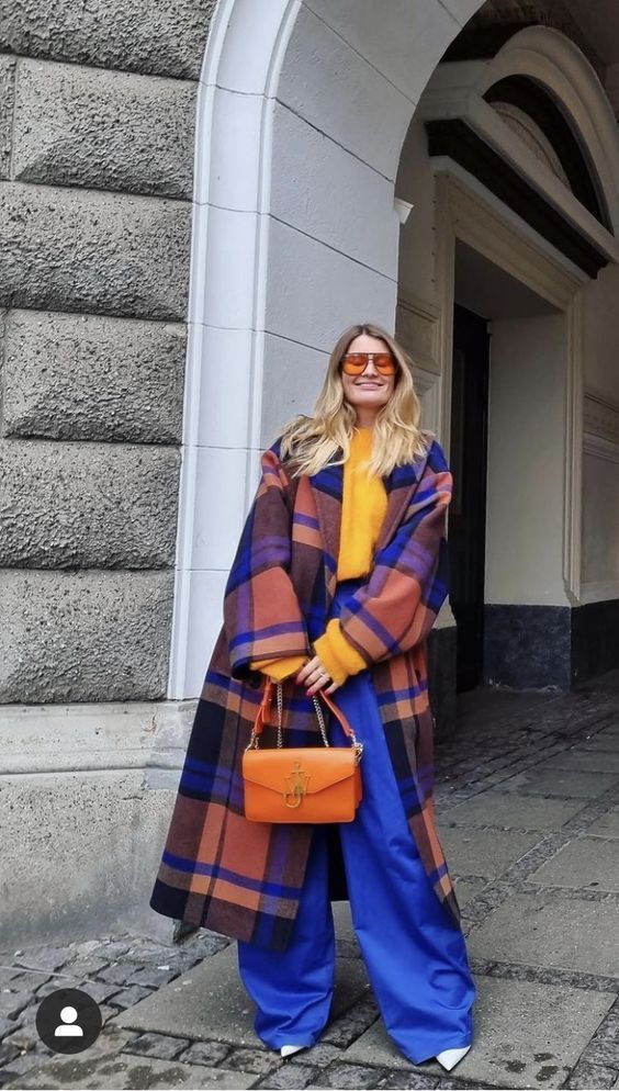 κίτρινο-πουλόβερ-και-μπλε-παντελόνι-με-καρό-πανωφόρι-ιδέες-