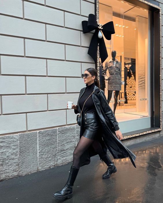 μίνι-δερμάτινη φούστα-με-αρβύλες-και-καπαρντίνα-ιδέες-