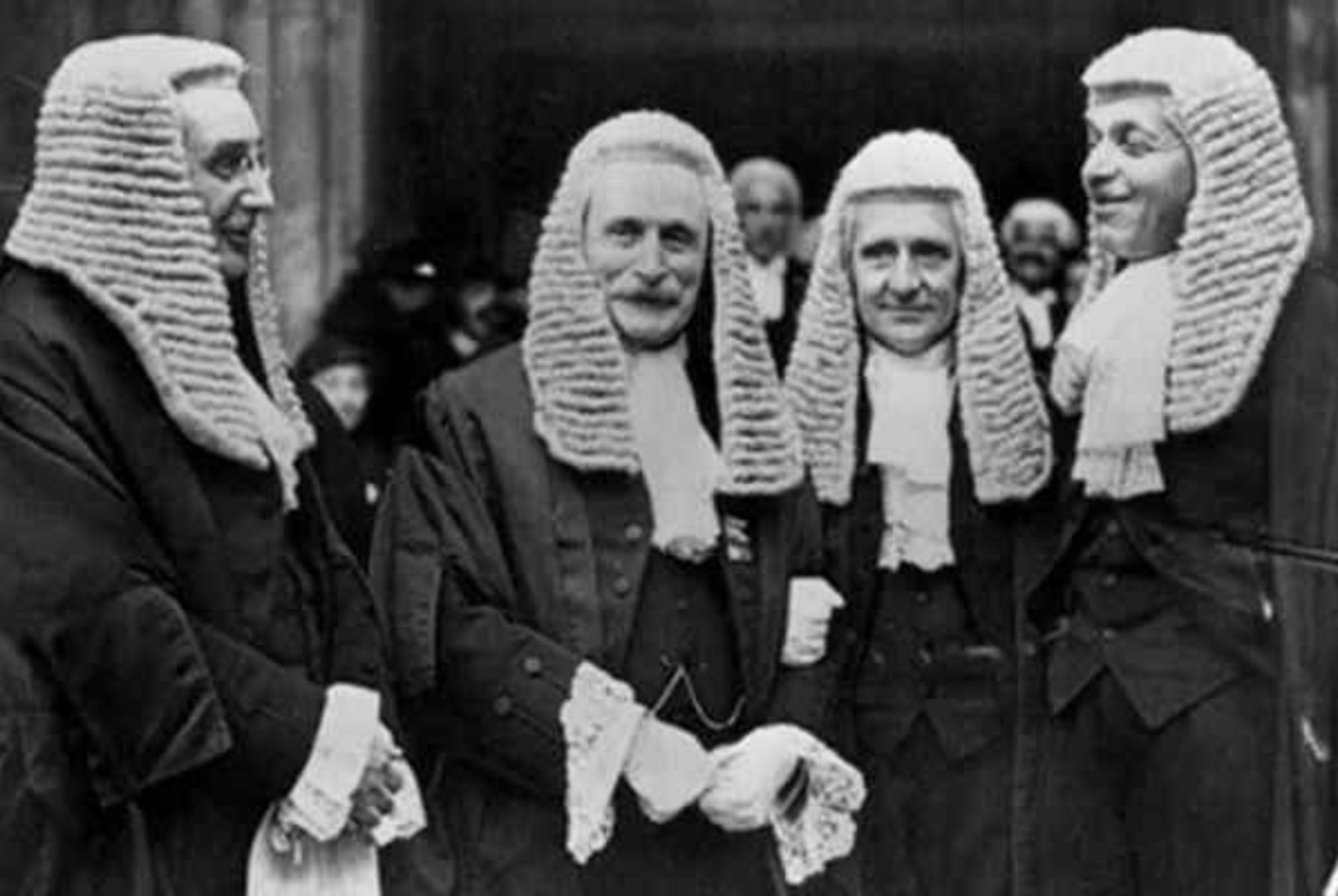 Η ιστορία της περούκας: Έγινε μόδα στις βασιλικές αυλές και ήταν σύμβολο πλούτου και εξουσίας