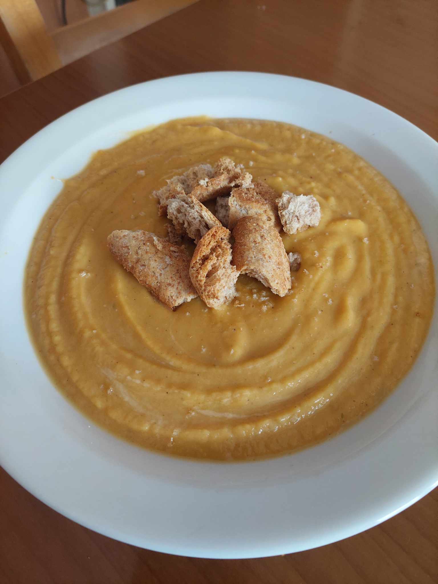 κολοκυθόσουπα βελουτέ-για-δίαιτα-με-παξιμάδι-ολικής άλεσης-συνταγή- κολοκυθόσουπα βελουτέ-για-δίαιτα-με-παξιμάδι-ολικής άλεσης-συνταγή-