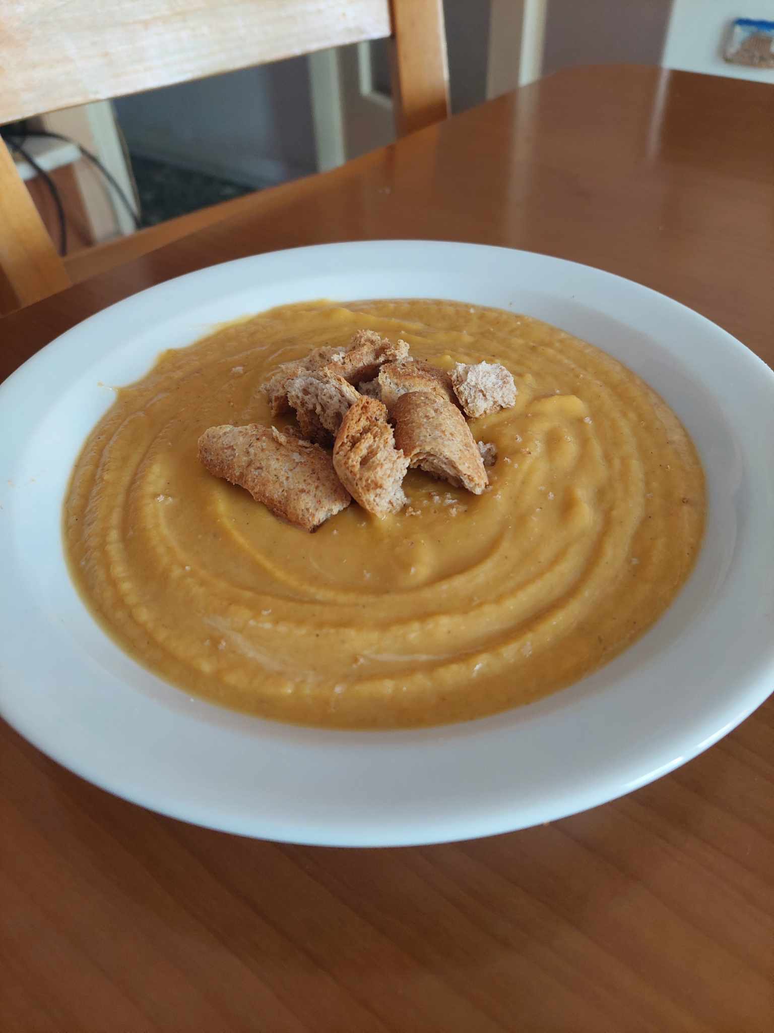 κολοκυθόσουπα βελουτέ-για-δίαιτα-με-παξιμάδι-ολικής άλεσης-συνταγή- κολοκυθόσουπα βελουτέ-για-δίαιτα-με-παξιμάδι-ολικής άλεσης-συνταγή-