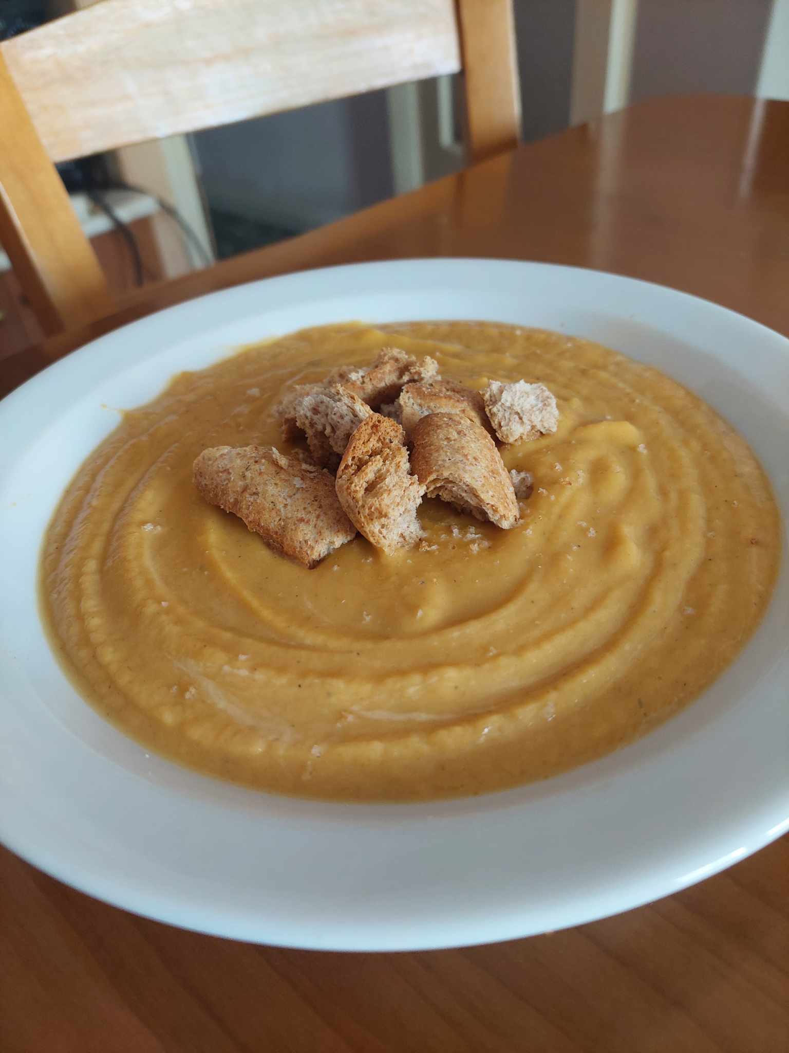 κολοκυθόσουπα βελουτέ-για-δίαιτα-με-παξιμάδι-ολικής άλεσης-συνταγή- κολοκυθόσουπα βελουτέ-για-δίαιτα-με-παξιμάδι-ολικής άλεσης-συνταγή-