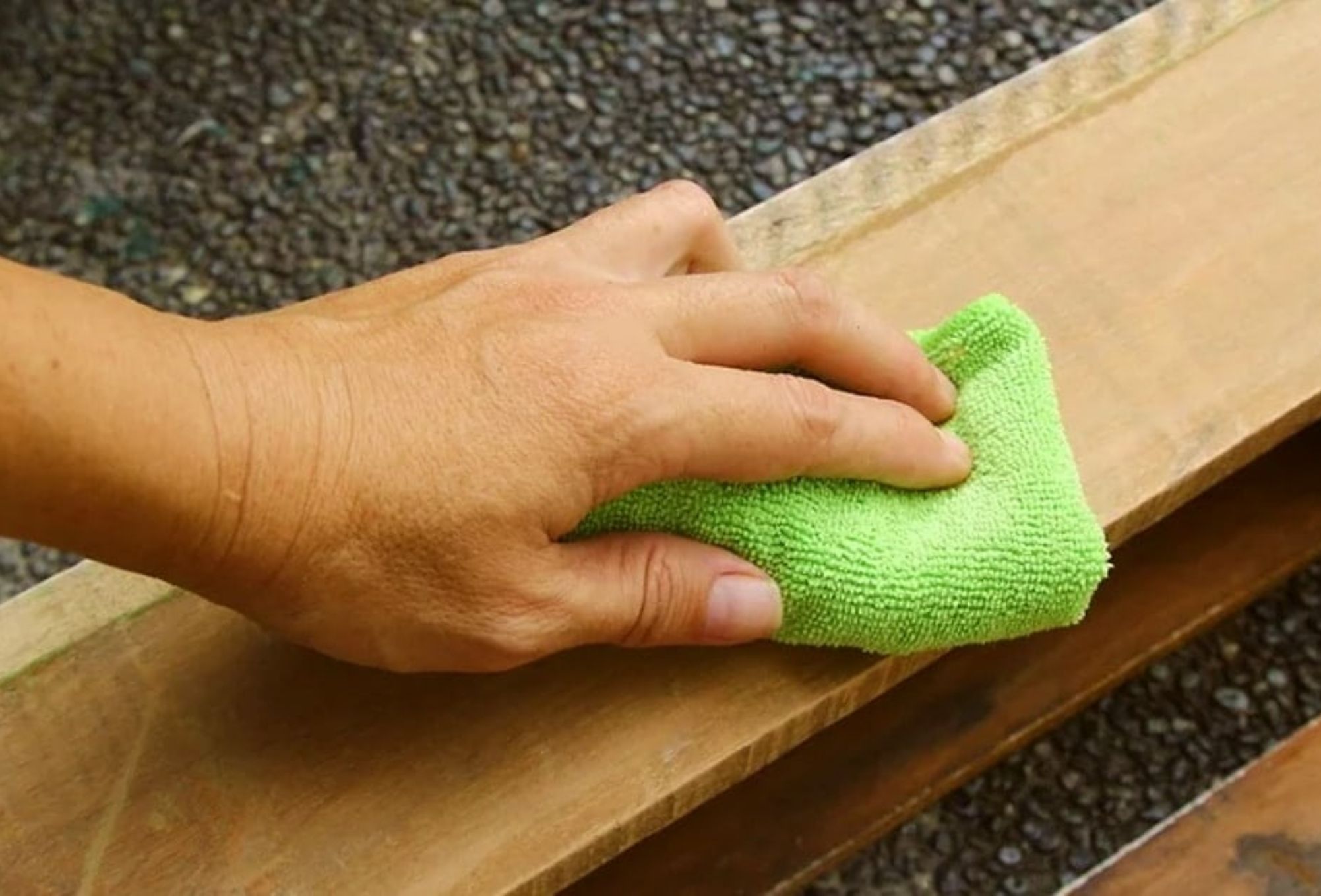 Μούχλα σκόνη και λίγδα στα κουρτινόξυλα: Πως να τα καθαρίσετε