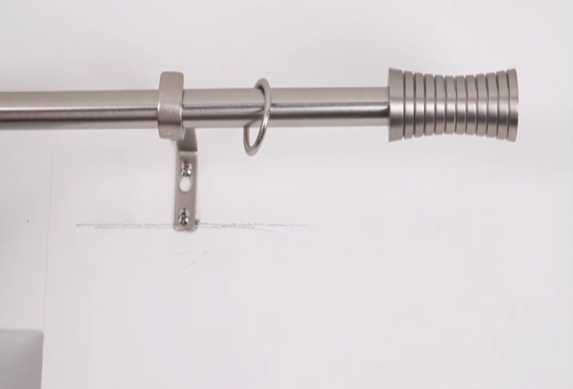 Μούχλα σκόνη και λίγδα στα κουρτινόξυλα: Πως να τα καθαρίσετε