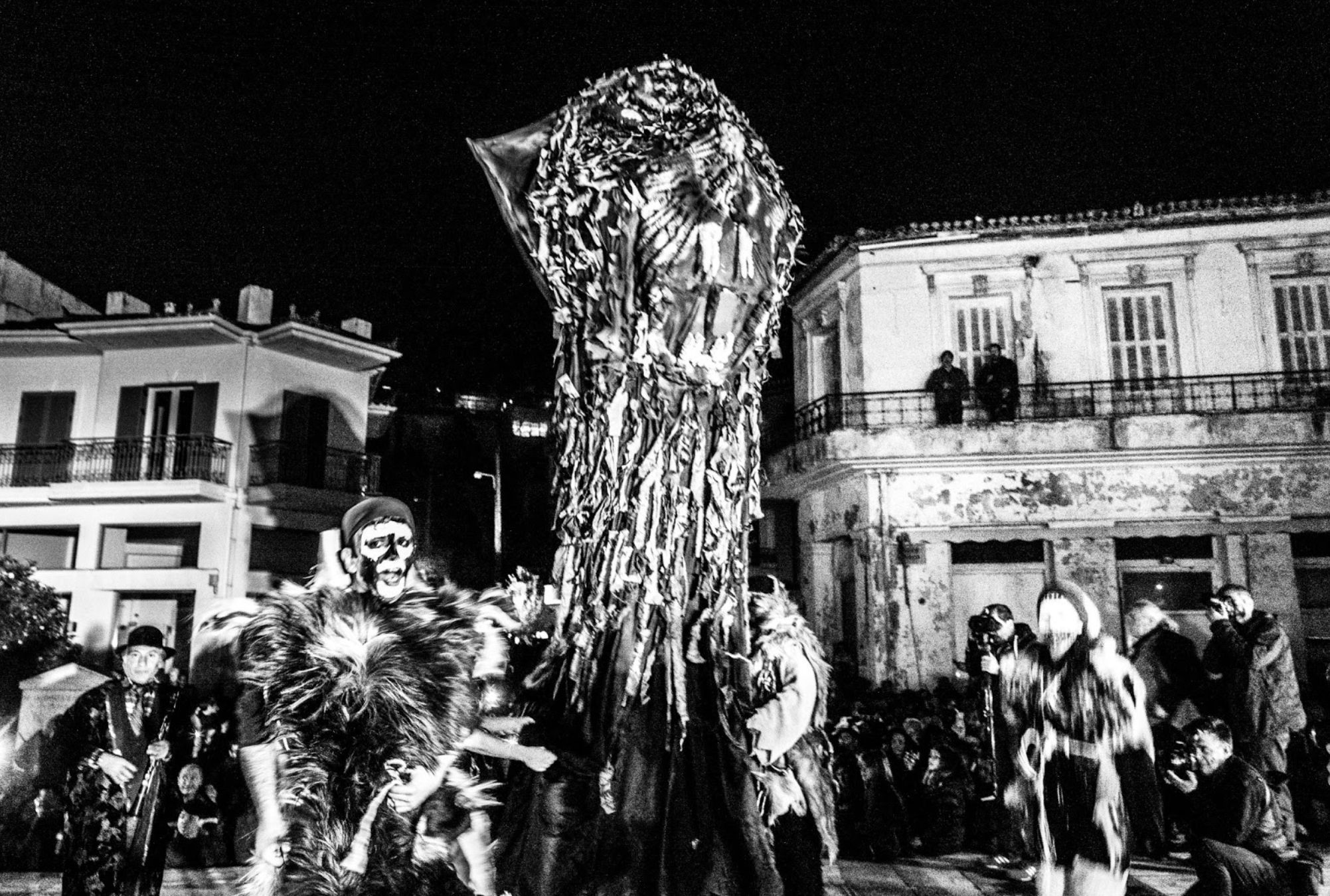 Το Στοιχειό της Χάρμαινας: Το σκοτεινό παραμύθι για έναν στοιχειωμένο ανεκπλήρωτο έρωτα που έγινε αποκριάτικο έθιμο