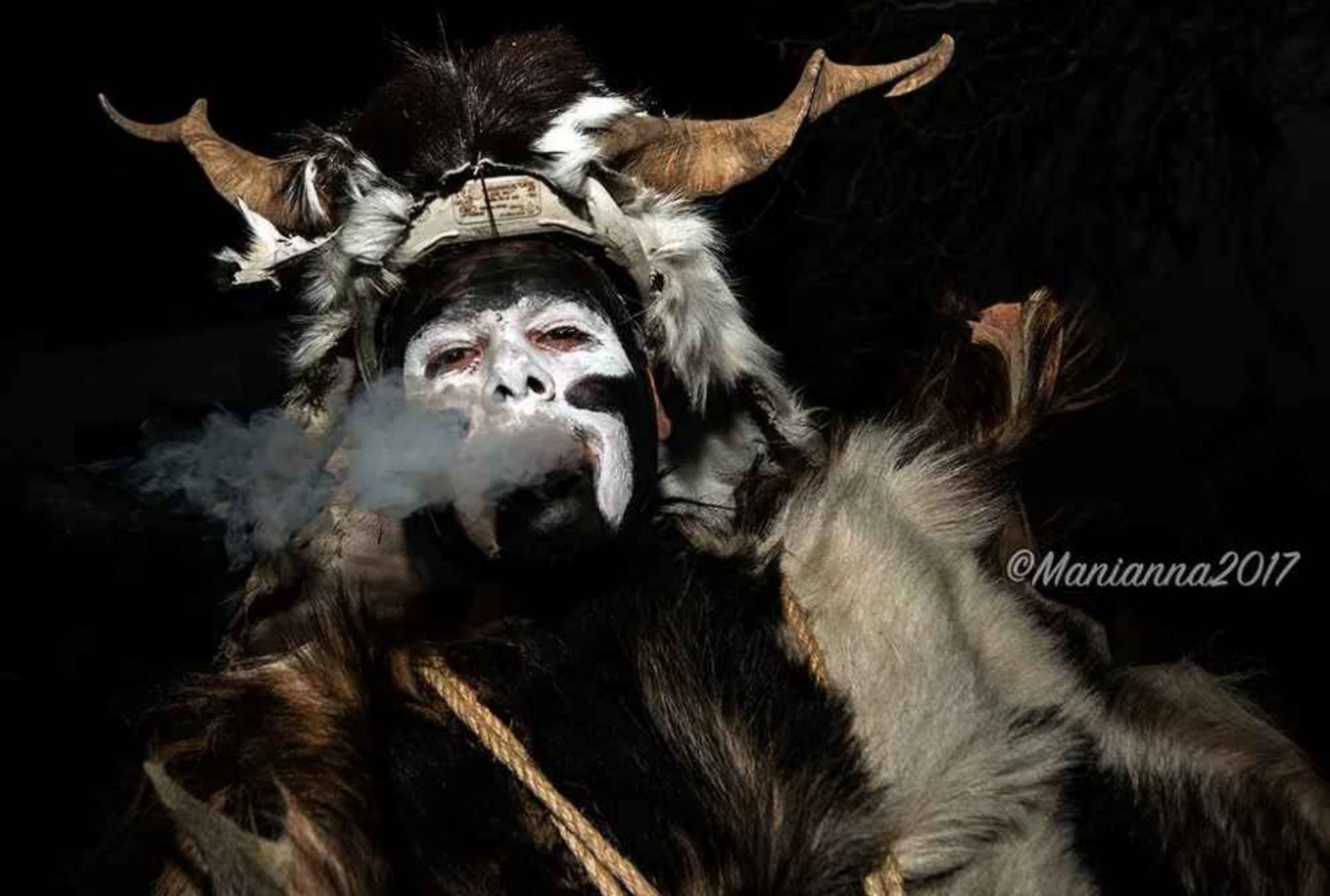 Το Στοιχειό της Χάρμαινας: Το σκοτεινό παραμύθι για έναν στοιχειωμένο ανεκπλήρωτο έρωτα που έγινε αποκριάτικο έθιμο