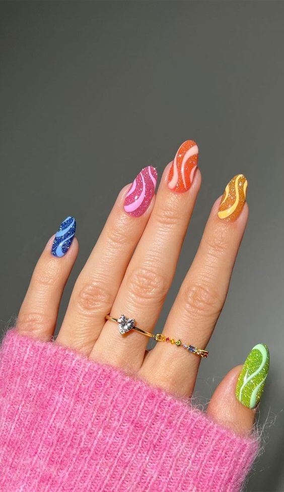 πολύχρωμα-νύχια-με-γκλίτερ-τις-Απόκριες 2024-ιδέες-