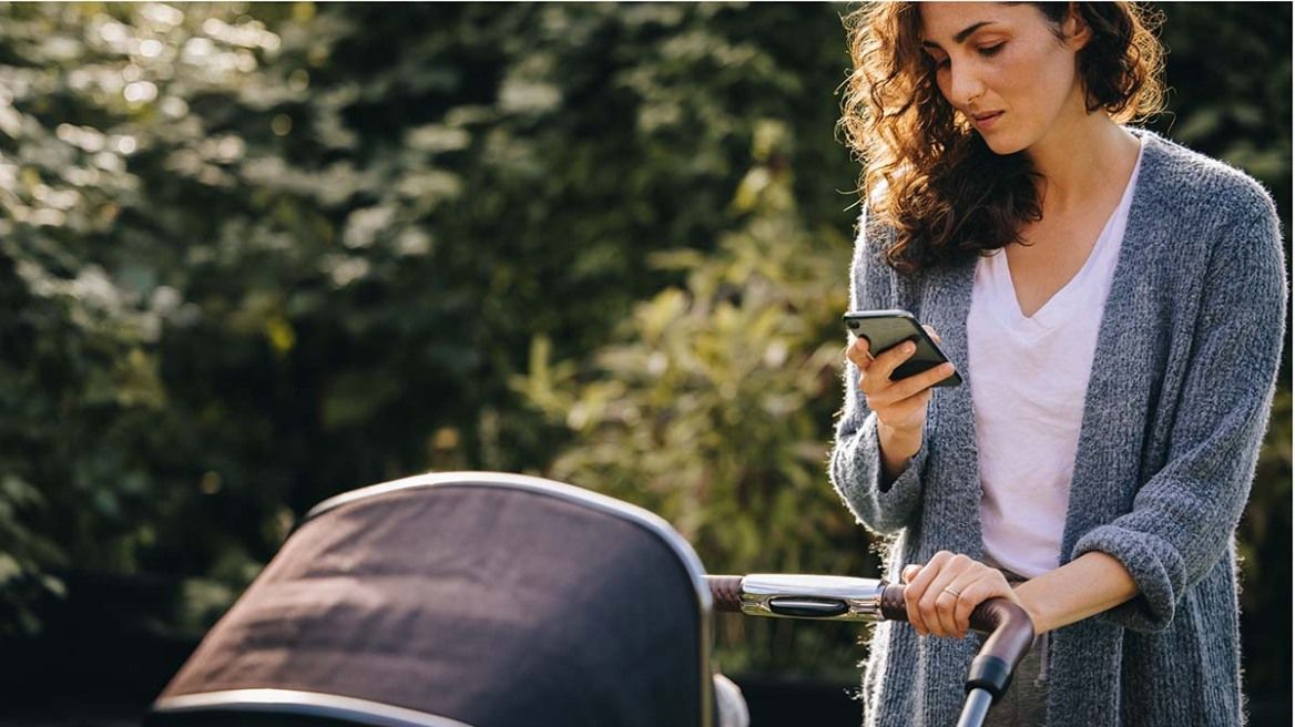 πως-επηρεάζουν-τα-social media-τις-νέες μαμάδες-