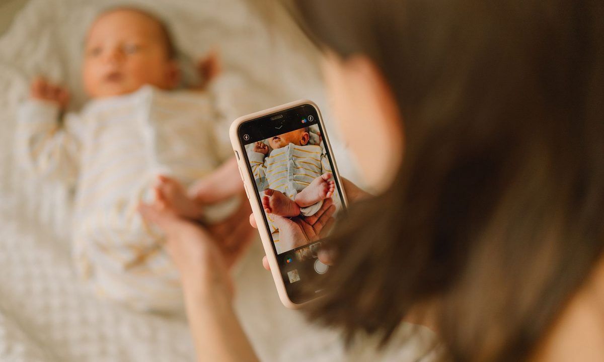 πως-επηρεάζουν-τα-social media-τις-νέες μαμάδες-