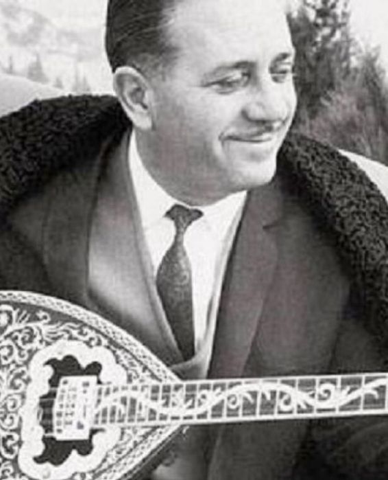 Το μπουζούκι κελαηδούσε στα χέρια του : Όταν ο ο βιρτουόζος του μπουζουκιού ξεσήκωσε τις Κάννες – Η νύχτα που έσπασαν 10.000 ποτήρια