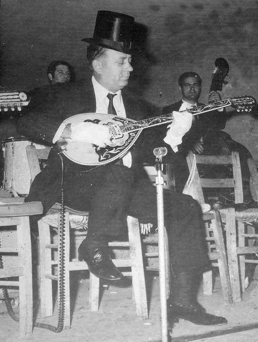 Το μπουζούκι κελαηδούσε στα χέρια του : Όταν ο ο βιρτουόζος του μπουζουκιού ξεσήκωσε τις Κάννες – Η νύχτα που έσπασαν 10.000 ποτήρια