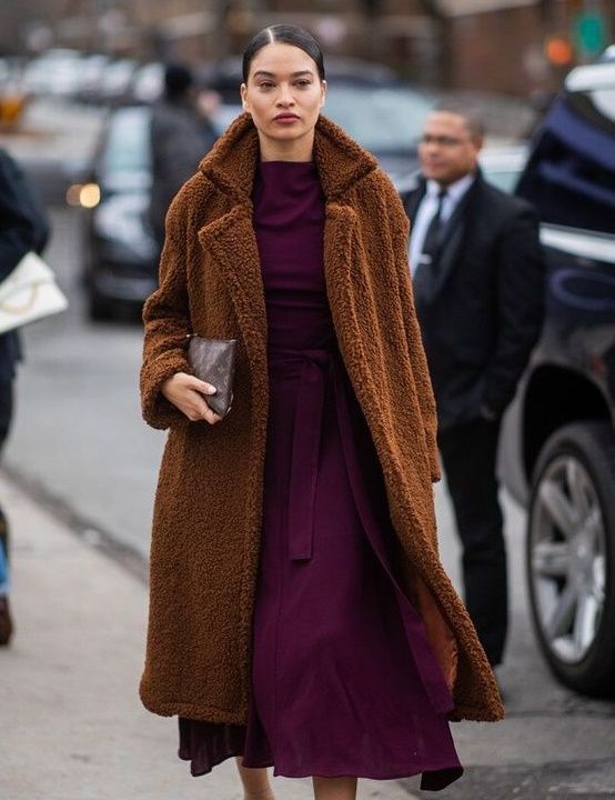 μελιτζανί-φόρεμα-με-καφέ-γούνινο πανωφόρι-ιδέες-