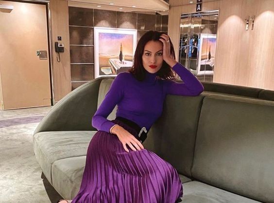 μελιτζανί-σατέν-φούστα-με-πιέτες-ιδέες-