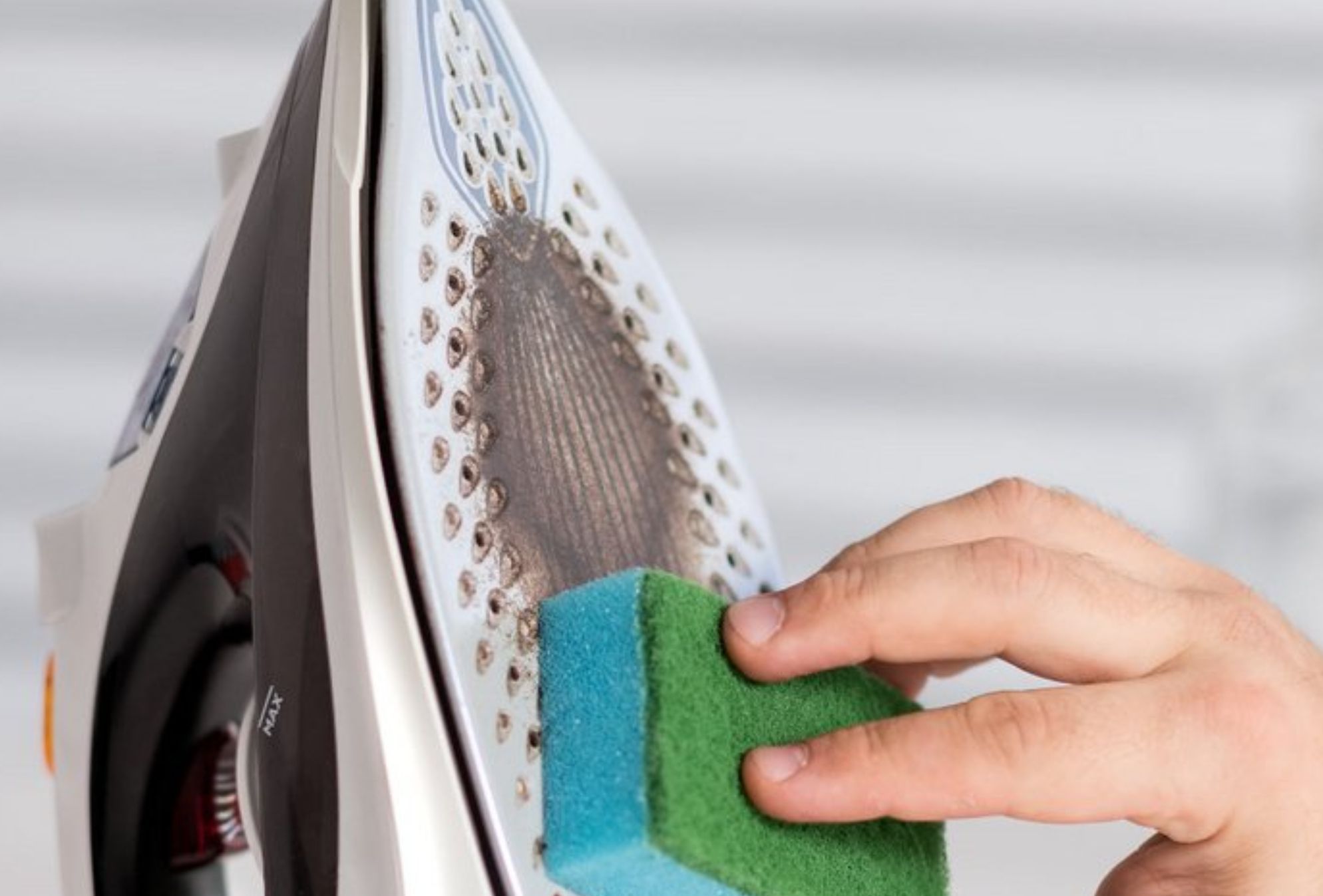 Κόλλησε ρούχο στο σίδερο: Πως να το καθαρίσετε χωρίς να το χαλάσετε