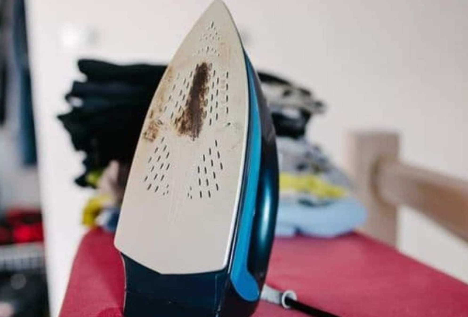 Κόλλησε ρούχο στο σίδερο: Πως να το καθαρίσετε χωρίς να το χαλάσετε