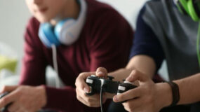 η-υπερβολική-ενασχόληση-στα-ηλεκτρονικά παιχνίδια-δημιουργούν-προβλήματα ακοής-