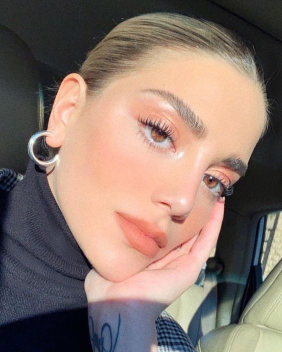 peach-fuzz-σκιά-και-κραγιόν-για-γήινο μακιγιάζ-ιδέες-