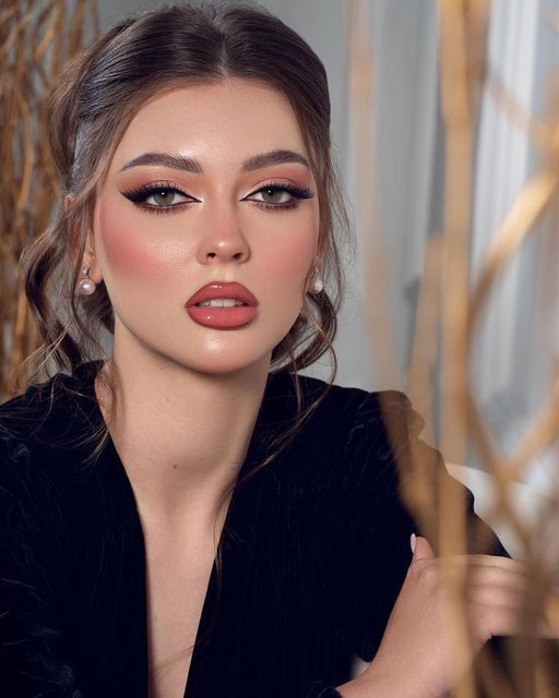 ιδέες-για-peach fuzz-μακιγιάζ-τάσεις 2024-