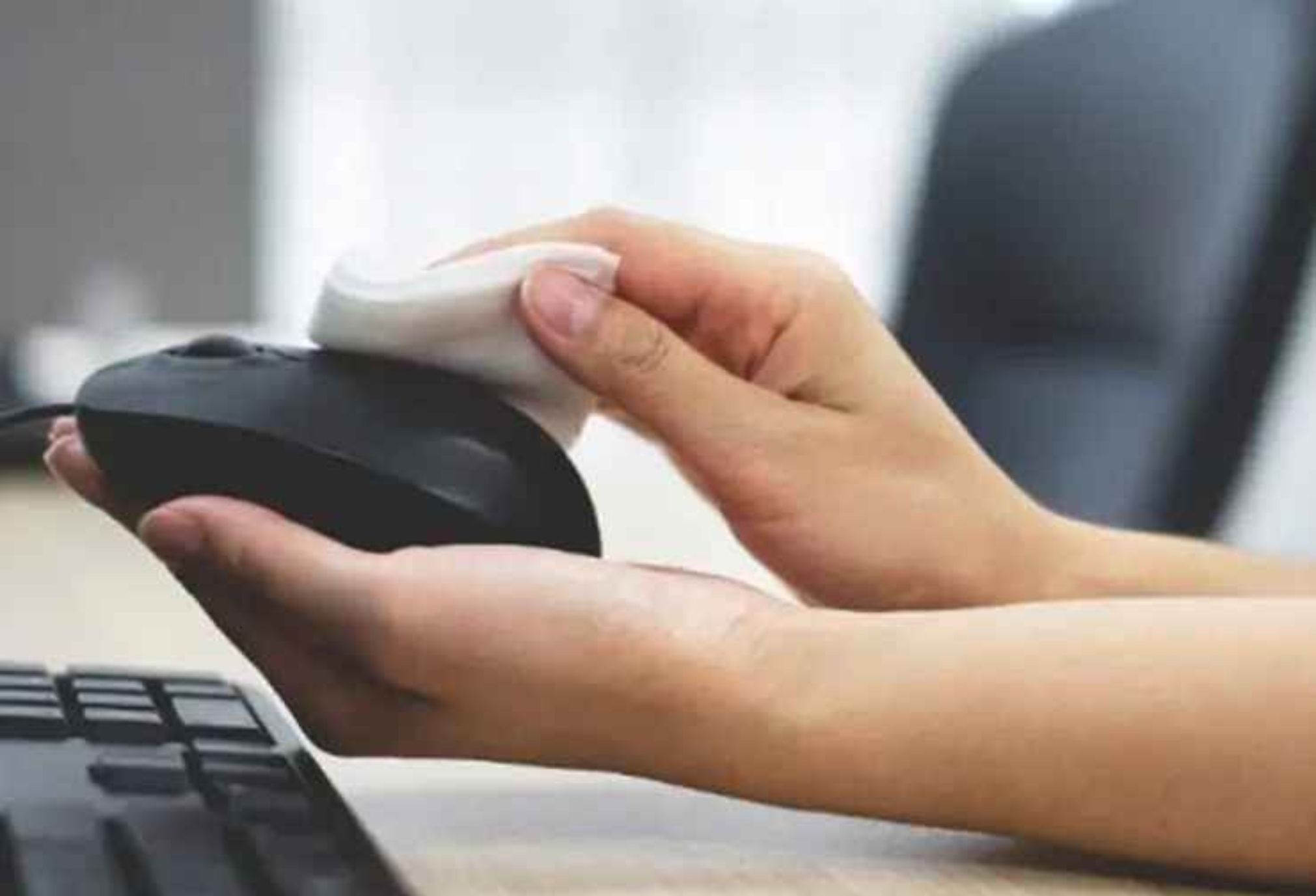 Σκόνη μικρόβια και υπολείμματα τροφών στον υπολογιστή: Πως να καθαρίσεις οθόνη πληκτρολόγιο και ποντίκι 