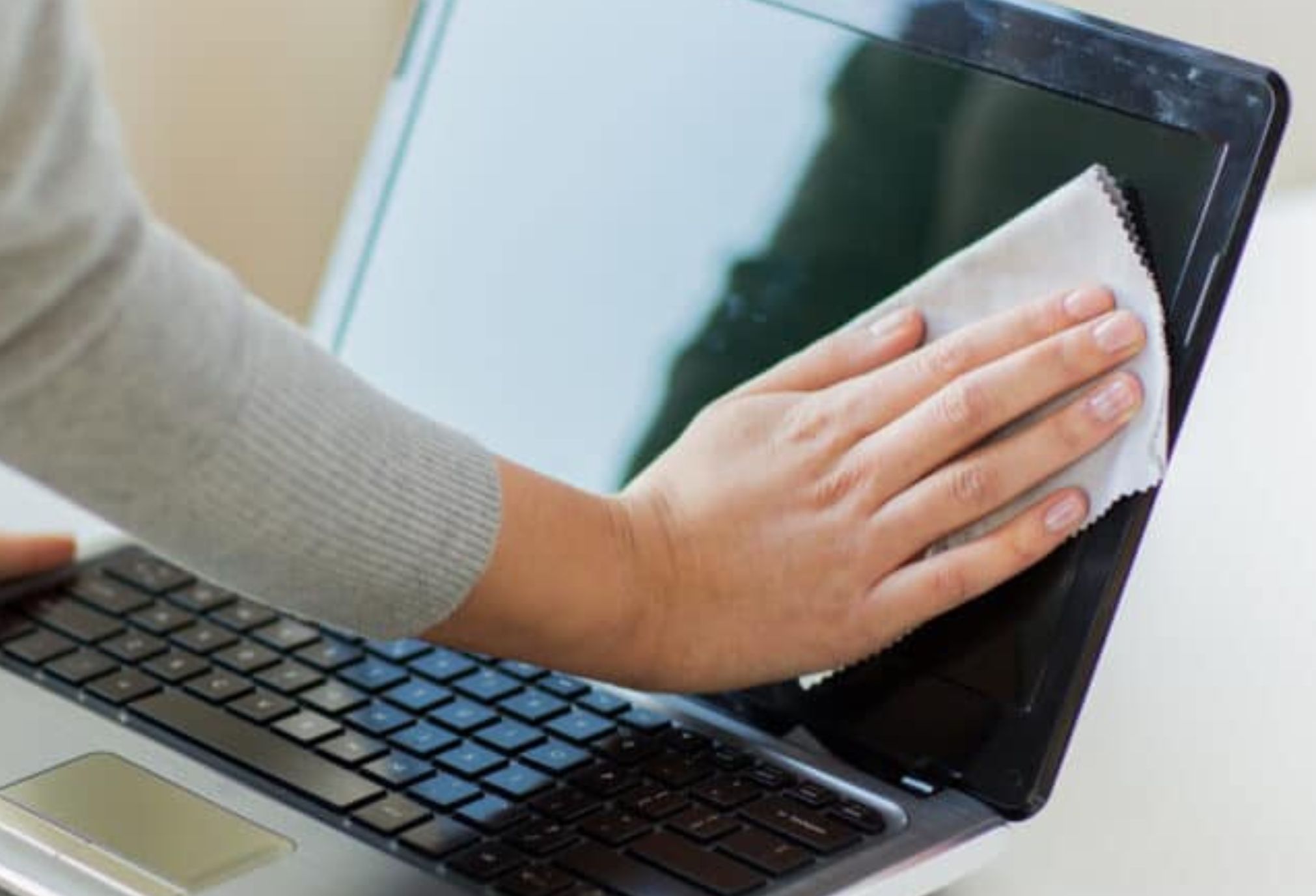 Σκόνη μικρόβια και υπολείμματα τροφών στον υπολογιστή: Πως να καθαρίσεις οθόνη πληκτρολόγιο και ποντίκι 