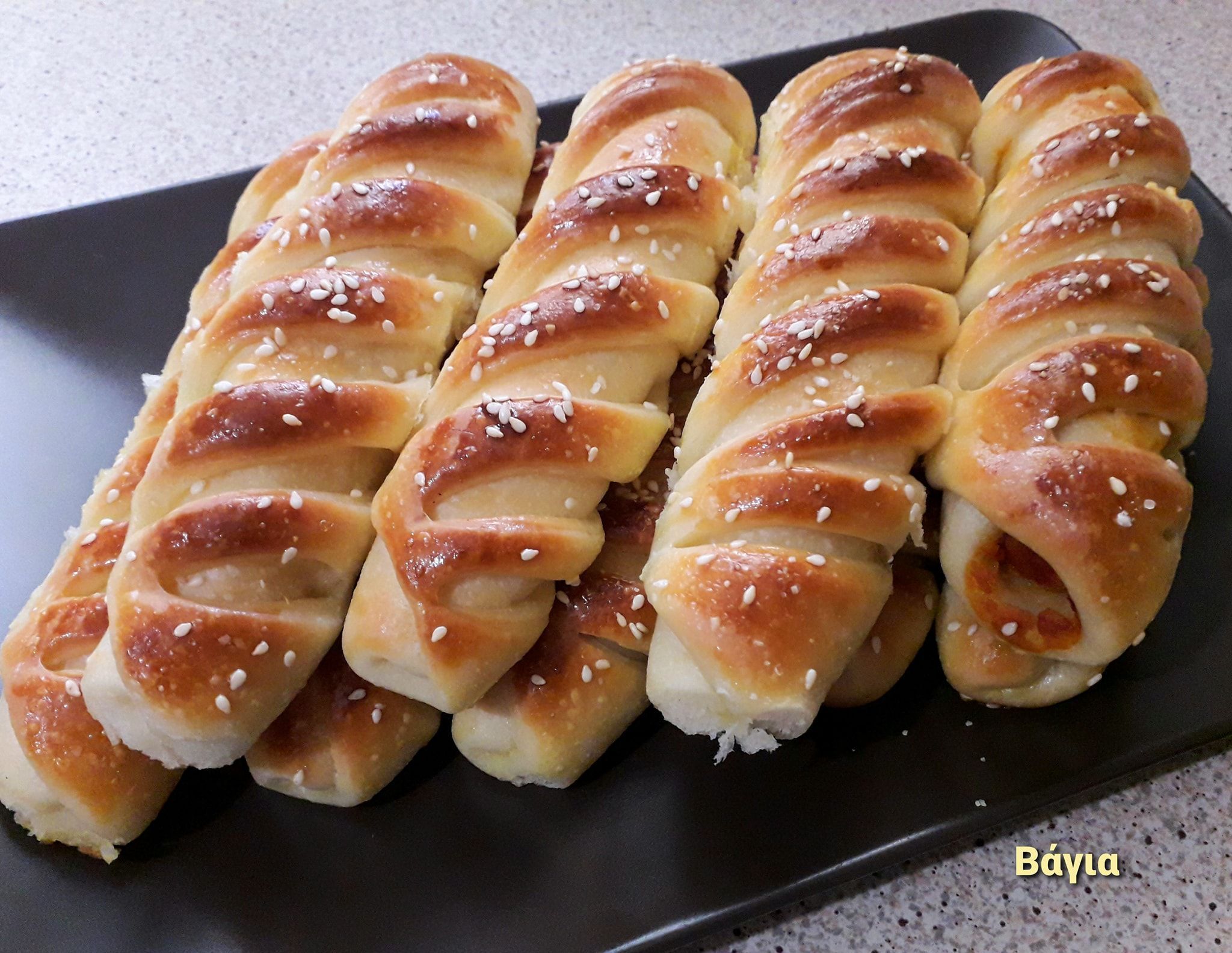 στριφτά-λουκανικοπιτάκια-συνταγή- στριφτά-λουκανικοπιτάκια-συνταγή-