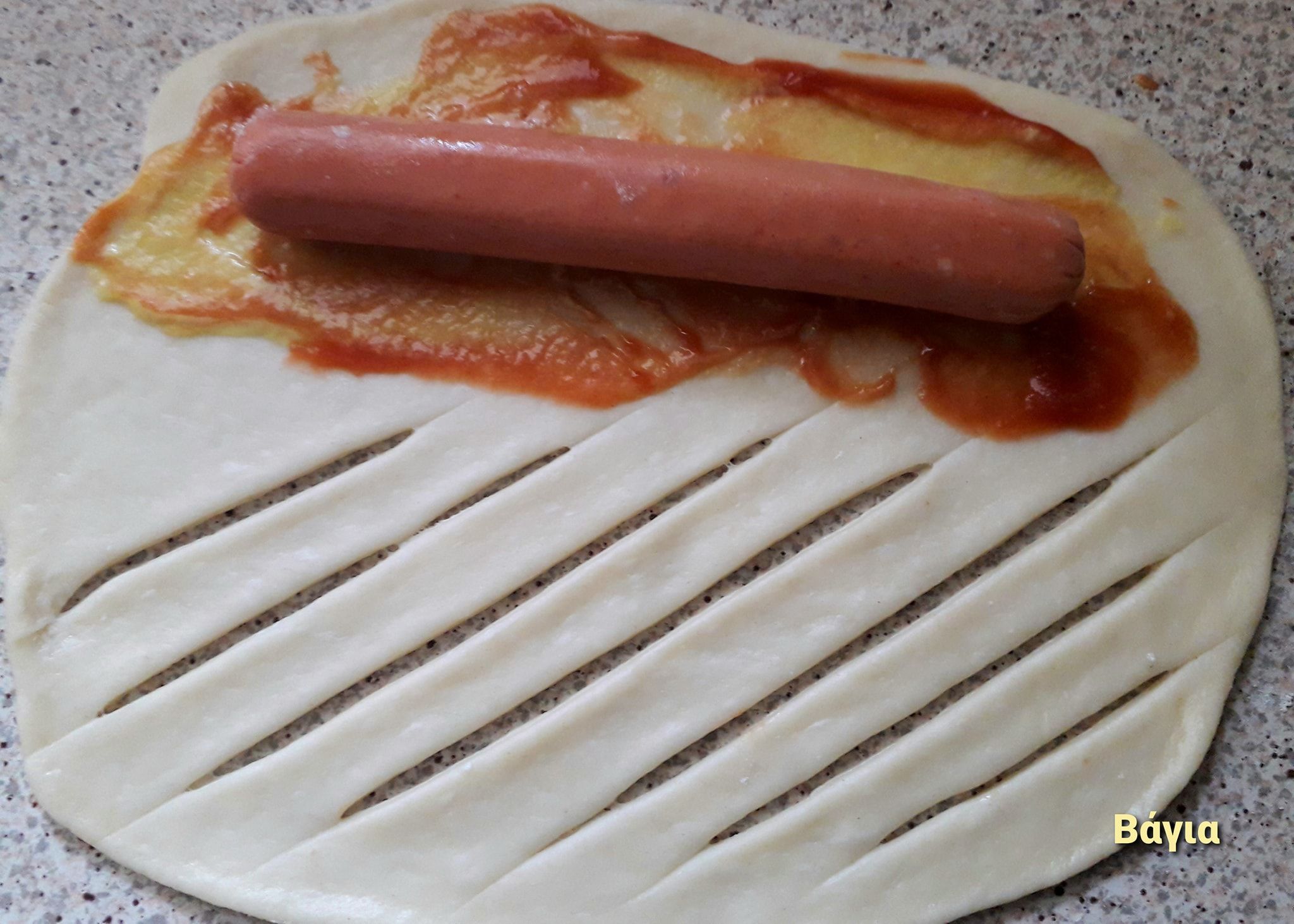 στριφτά-λουκανικοπιτάκια-συνταγή- στριφτά-λουκανικοπιτάκια-συνταγή-