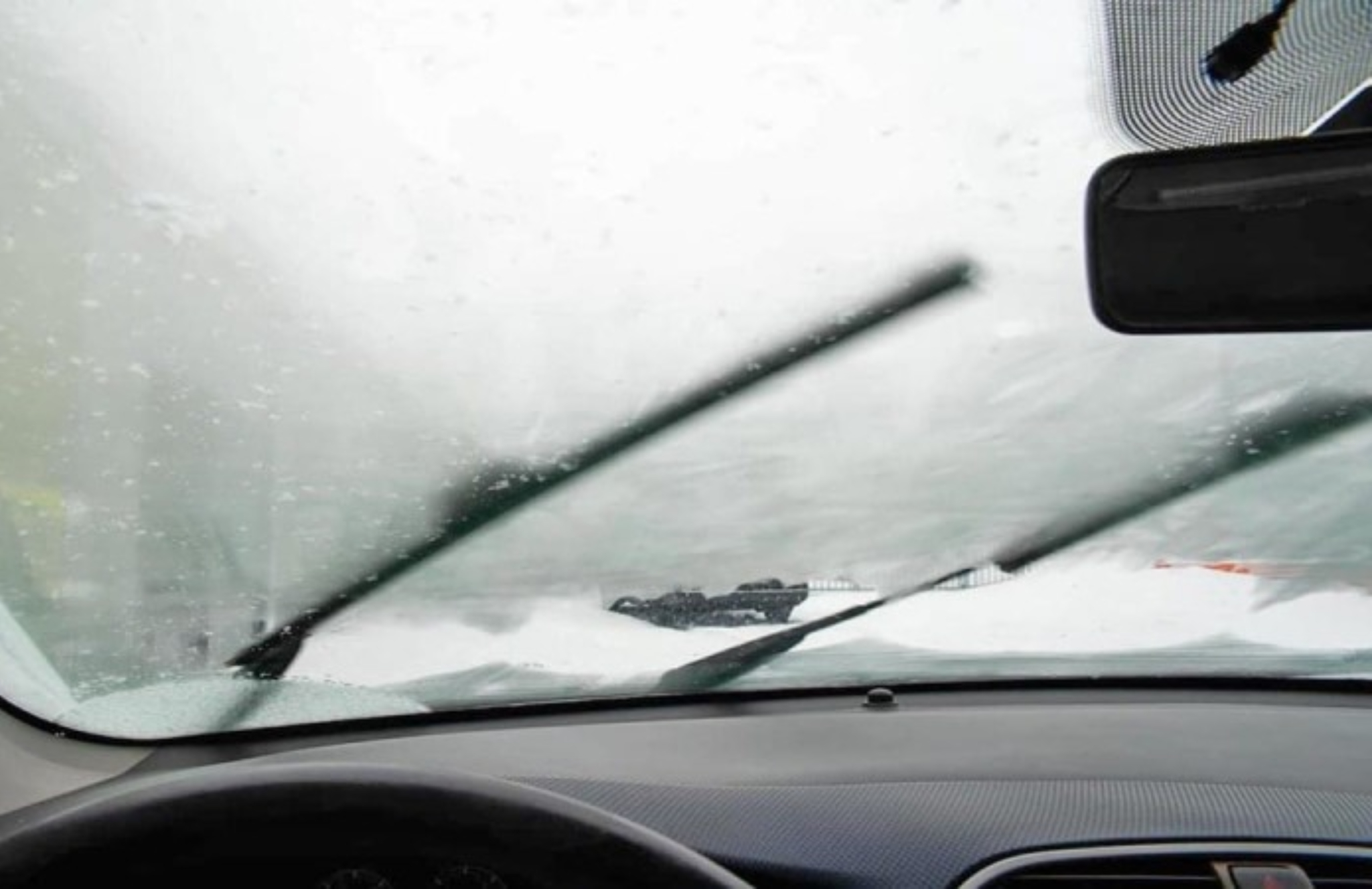 Θολά παράθυρα παγωμένοι καθρέφτες και κλειδαριά αυτοκινήτου: 7 συμβουλές για  να αντιμετωπίσετε τις κρύες μέρες 