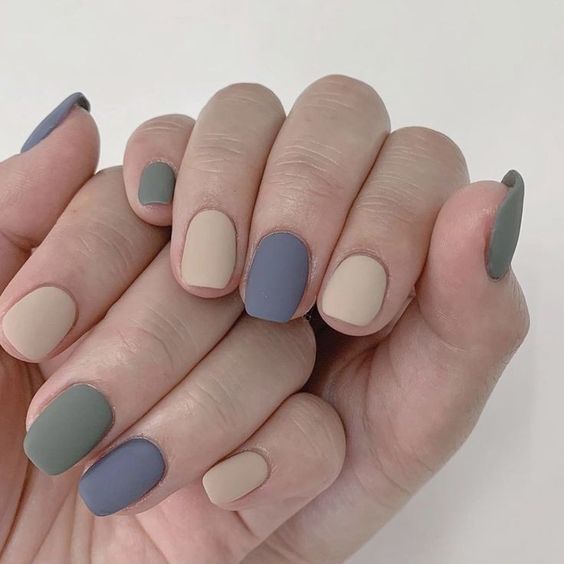 παστέλ-ματ-νύχια-σε-γήινες-αποχρώσεις-ιδέες-