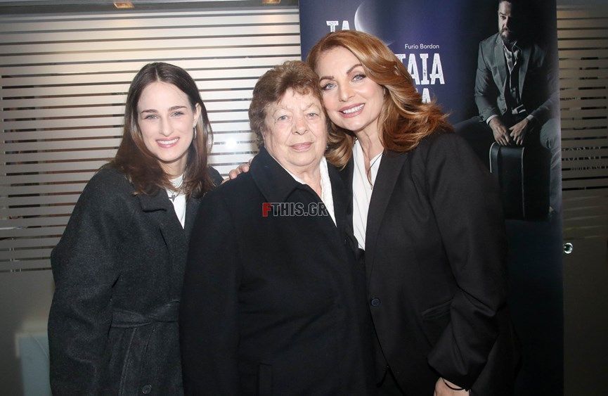 Άντζελα Γκερέκου : Η Αθηνά απο την Γη της Ελιάς στην θεατρική της πρεμιέρα – Ποιοι βρέθηκαν στο πλευρό της