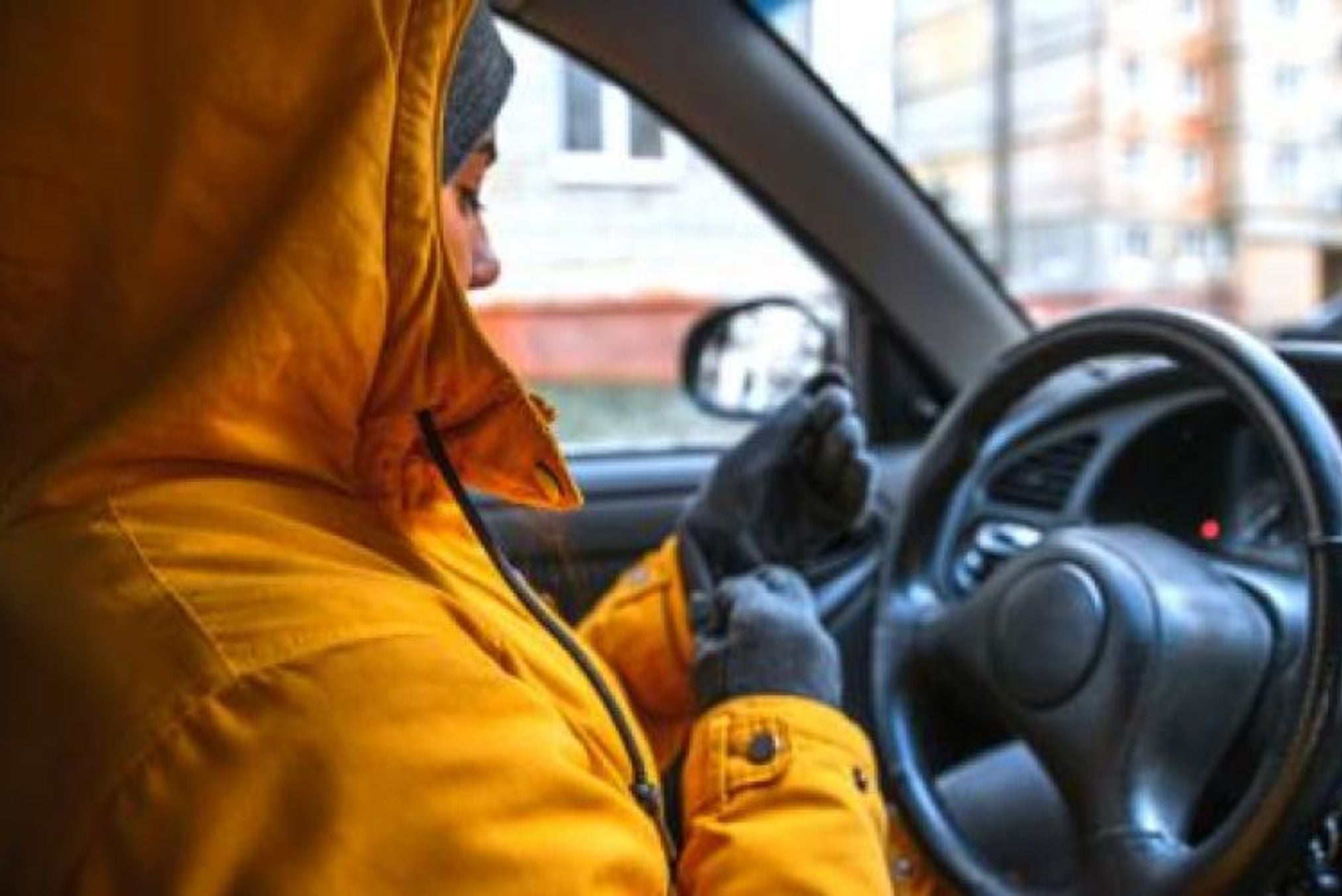 Οδήγηση με μπουφάν: Γιατί πρέπει να το βγάζετε πριν οδηγήσετε