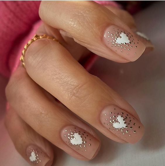 minimal νύχια-με-λευκές καρδούλες-και-χρυσά σχέδια-ιδέες- minimal νύχια-με-λευκές καρδούλες-και-χρυσά σχέδια-ιδέες-