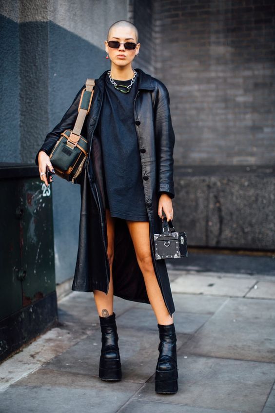 μίνι-φόρεμα-με-ανδρόγυνη-δερμάτινη καπαρντίνα-ιδέες-